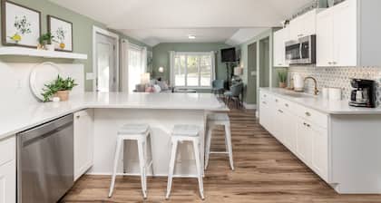 Relax & Unwind at Anna's Place! Stylish interior, gardens + a beautiful patio.