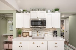 Fridge, microwave, oven, stovetop - Relax & Unwind at Anna's Place! Stylish interior, gardens + a beautiful patio.  (Harrison)