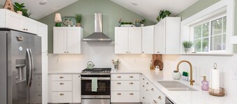 Relax & Unwind at Anna's Place! Stylish interior, gardens + a beautiful patio. 