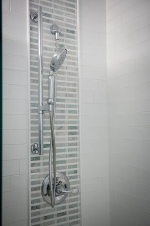 Hair dryer, towels, soap, shampoo - Relax & Unwind at Anna's Place! Stylish interior, gardens + a beautiful patio.  (Harrison)
