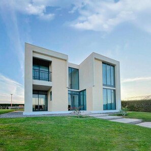 Vista frontal de la propiedad