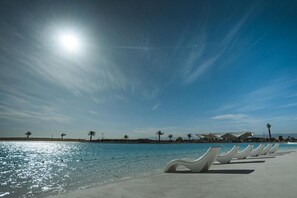 Playa privada en los alrededores, playa de arena blanca y sombrillas
