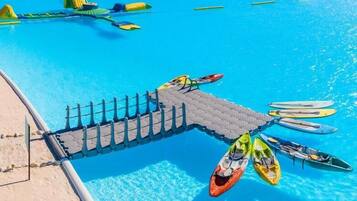 Playa privada en los alrededores, playa de arena blanca y sombrillas