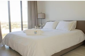 Tabla de planchar con plancha, wifi gratis y ropa de cama