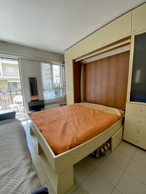 Iron/ironing board, free WiFi, bed sheets - Studio next to the beach - Queen's Garden (Menton)
