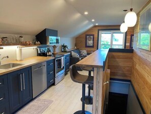 Fridge, microwave, oven, stovetop - Blue Anchor - Port Suite (Campbell River)