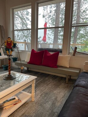 Een televisie, een dvd-speler, boeken en een filmbibliotheek