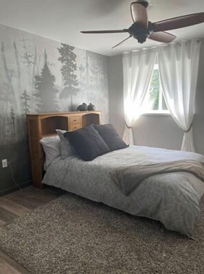 4 slaapkamers, een strijkplank/strijkijzer, reisbedje, gratis wifi