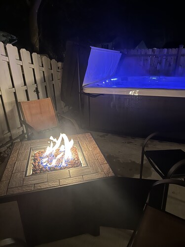 Cape Mindy HOT TUB Sleeps 8, Dog & EV Friendly, Outdoor Shower