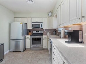 Een koelkast, een microgolfoven, een oven, een kookplaat