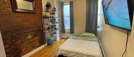 2 habitaciones, tabla de planchar con plancha, wifi y ropa de cama