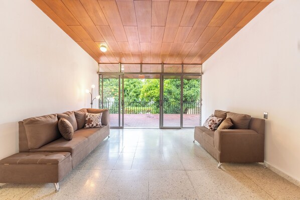 Televisor intel·ligent de 42 polzades amb canals per satèl·lit