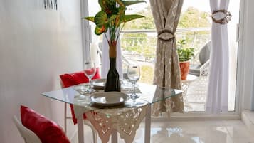 Business studio | Luxe beddengoed, een kluis op de kamer, individueel gedecoreerd