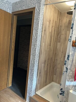 Suihku, hiustenkuivaaja, pyyhkeet, saippua