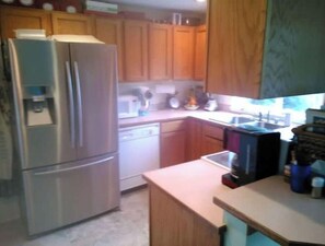 Microondas, horno, placa de cocina y lavavajillas