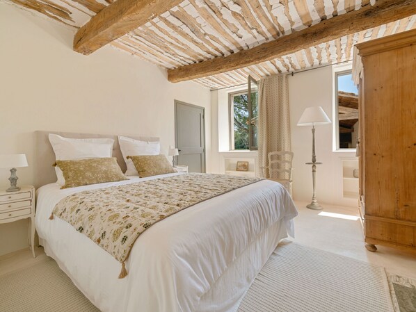 8 chambres, fer et planche Ă repasser, Wi-Fi, draps fournis