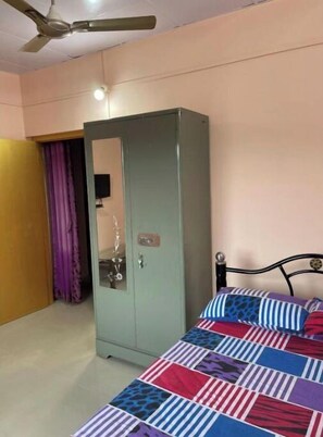 2 bedrooms, WiFi, bed sheets - The Travellers Club (Guwahati)