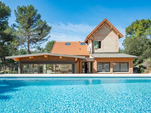 حمّام سباحة مُدفَّأ