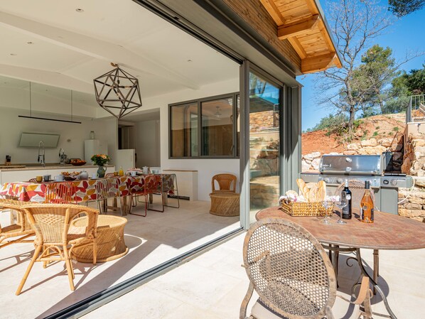 تناول الطعام بالخارج