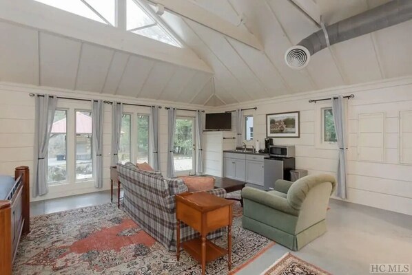 TV - Newly Updated Studio Suite in Downtown Cashiers, NC (Cashiers)