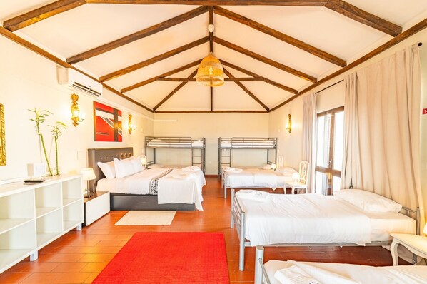 Cama em dormitório misto com 8 camas | Premium bedding, memory foam beds, free WiFi, bed sheets