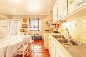 Cocina compacta con comedor, ventana y salpicadero de azulejos.