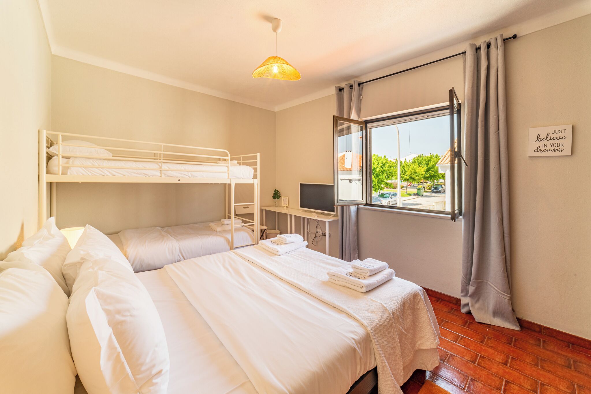 Luxe beddengoed, bedden met traagschuimmatrassen, gratis wifi