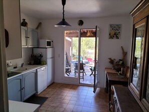 Kylskåp, mikrovågsugn, ugn och spishäll