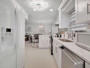 Fridge, microwave, oven, stovetop - Aqua Vista Getaway (Tallahassee)