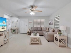 Living area - Aqua Vista Getaway (Tallahassee)