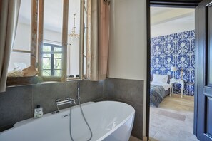 Douche, séchoir à cheveux, serviettes fournies