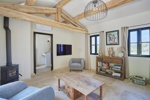 TV, fireplace, ping pong, stereo