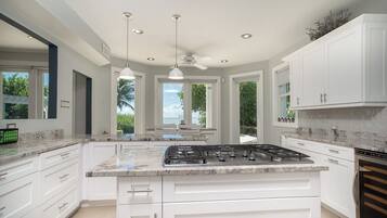 冰箱、微波炉、烤箱、炉灶