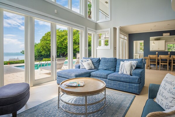 Älytelevisio, kirjoja, stereot, tulostin