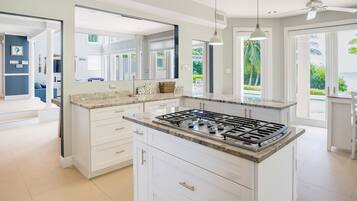 冰箱、微波炉、烤箱、炉灶