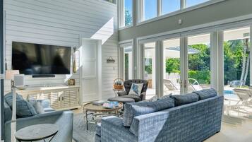 Smart-TV, Bücher, Stereoanlage, Drucker