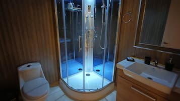 Superior-værelse | Badeværelse | Bruser, brusehoved med hydromassage, hårtørrer, håndklæder
