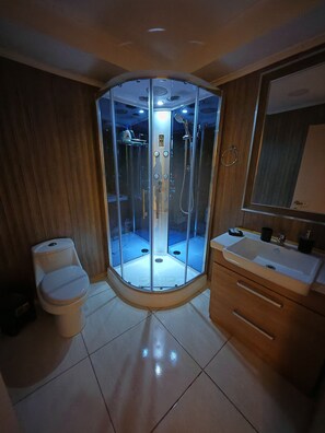 Superior kamer | Badkamer | Een douche, een hydromassagedouche, een haardroger, handdoeken