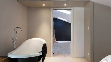 Sèche-cheveux, serviettes fournies, savon, papier toilette