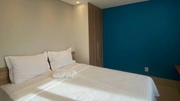 1 bedroom, premium bedding, desk, laptop workspace