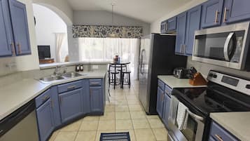 House | Dapur peribadi | Peti sejuk/penyejuk beku saiz penuh, ketuhar gelombang mikro, ketuhar