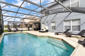 Outdoor pool, free cabanas, sun loungers