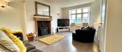 Cottage | Living area | Fireplace