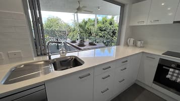 Refrigerador, microondas, horno y parrilla de estufa