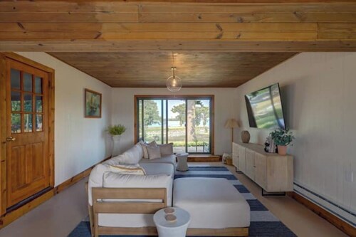 Beautiful lake home on Lake Koshkonong 