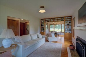 Smart TV, fireplace, video games, books - Beautiful lake home on Lake Koshkonong (Milton)