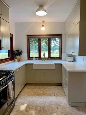 Fridge, microwave, oven, stovetop - Beautiful lake home on Lake Koshkonong (Milton)