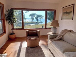 Smart TV, fireplace, video games, books - Beautiful lake home on Lake Koshkonong (Milton)