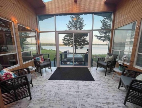 Nestled Amongst the Mountains Waterfront Cottage