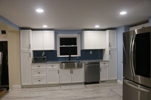 Kylskåp, mikrovågsugn, ugn och spishäll